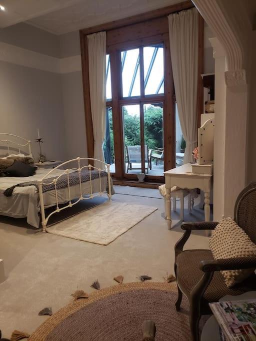 3 Bedroom 3 Bathroom Ground Floor Condo With Veranda Reigate Eksteriør billede