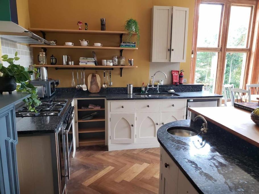 3 Bedroom 3 Bathroom Ground Floor Condo With Veranda Reigate Eksteriør billede