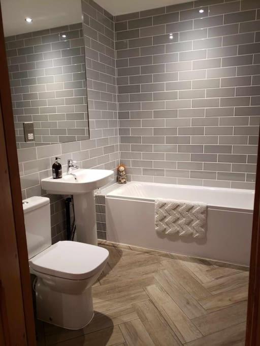 3 Bedroom 3 Bathroom Ground Floor Condo With Veranda Reigate Eksteriør billede