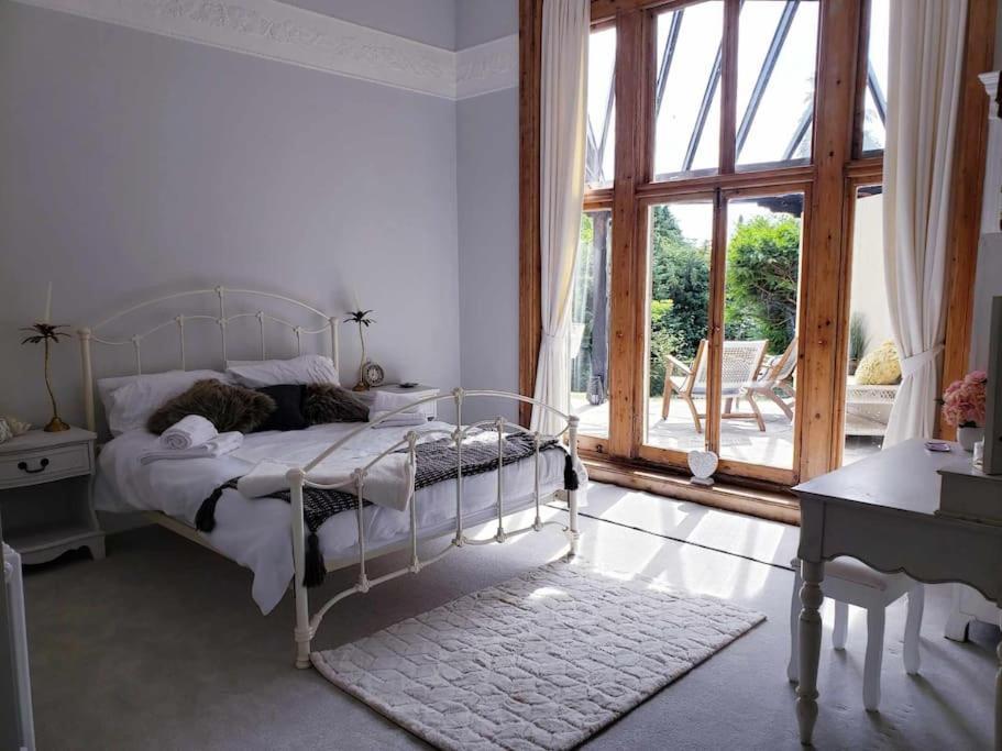 3 Bedroom 3 Bathroom Ground Floor Condo With Veranda Reigate Eksteriør billede