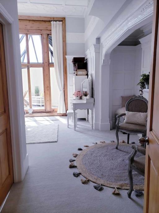 3 Bedroom 3 Bathroom Ground Floor Condo With Veranda Reigate Eksteriør billede