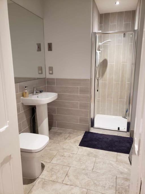 3 Bedroom 3 Bathroom Ground Floor Condo With Veranda Reigate Eksteriør billede
